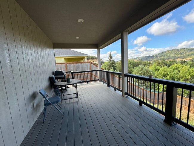 Building Photo - 654 N View Dr