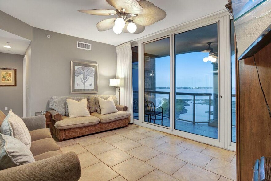 Building Photo - 2 Portofino Dr