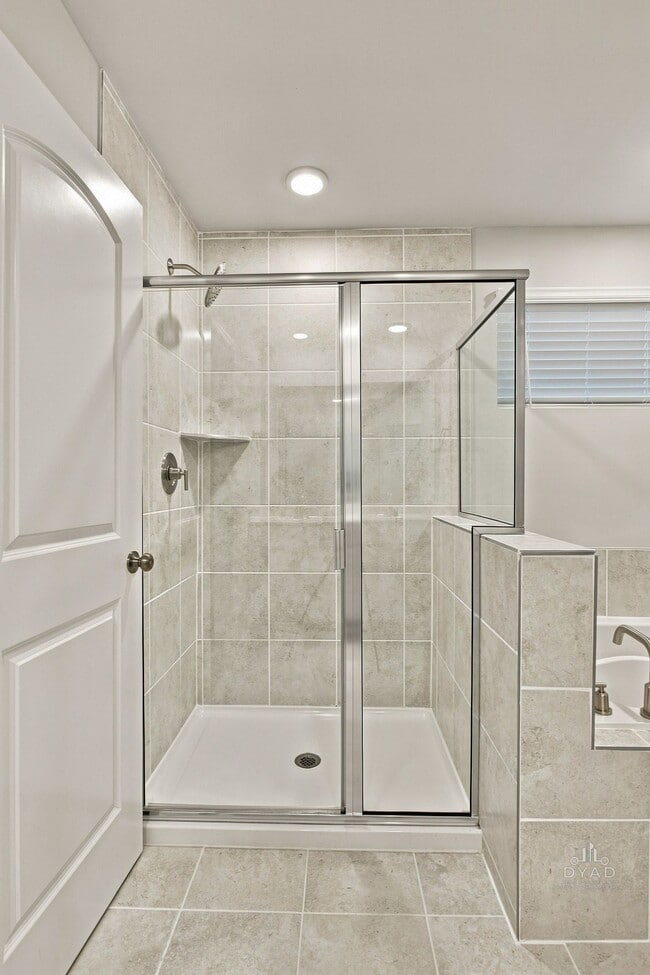 Building Photo - 163 E Millbrook Dr