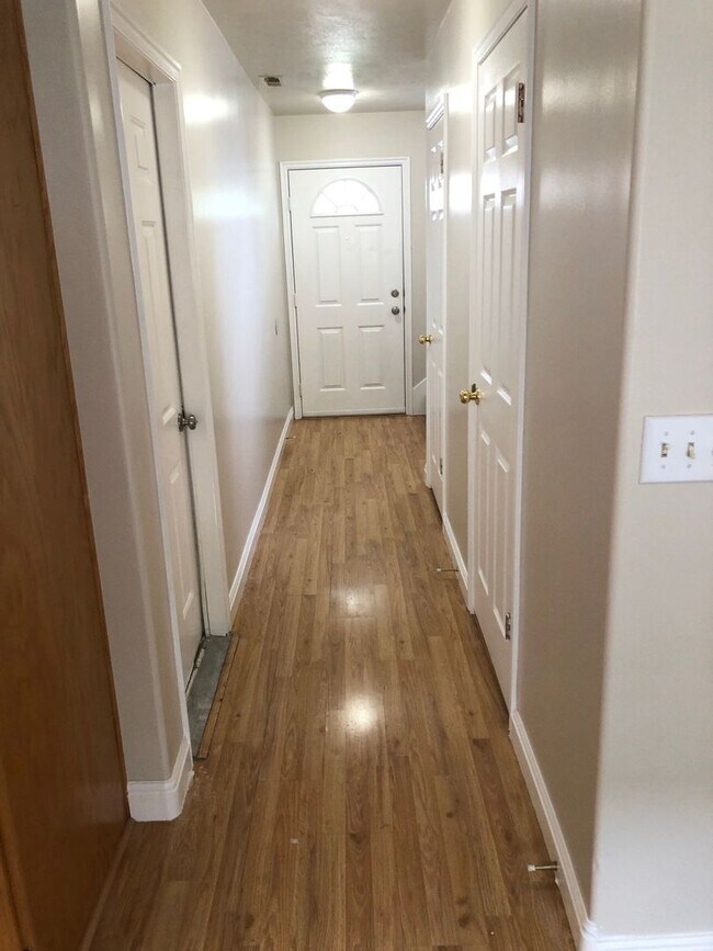 Building Photo - West Jordan Townhouse