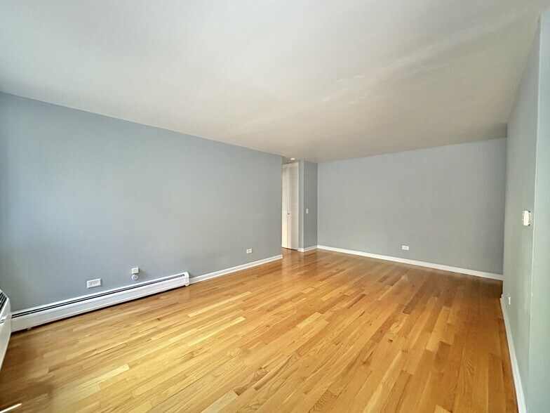 Building Photo - 5820 N Sheridan Rd