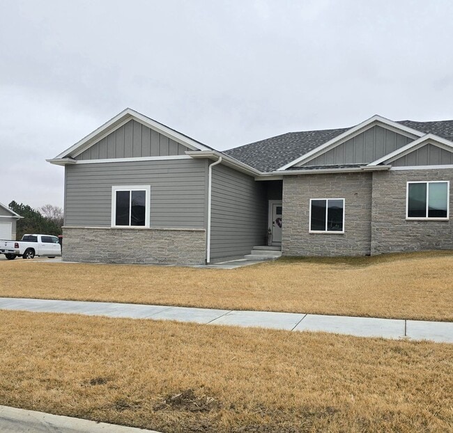 Building Photo - Luxury Townhome