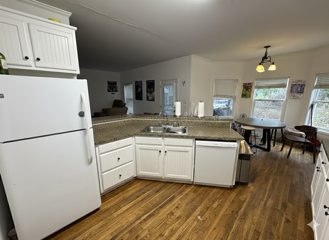 Building Photo - 4 Bedroom Downtown Beauty!