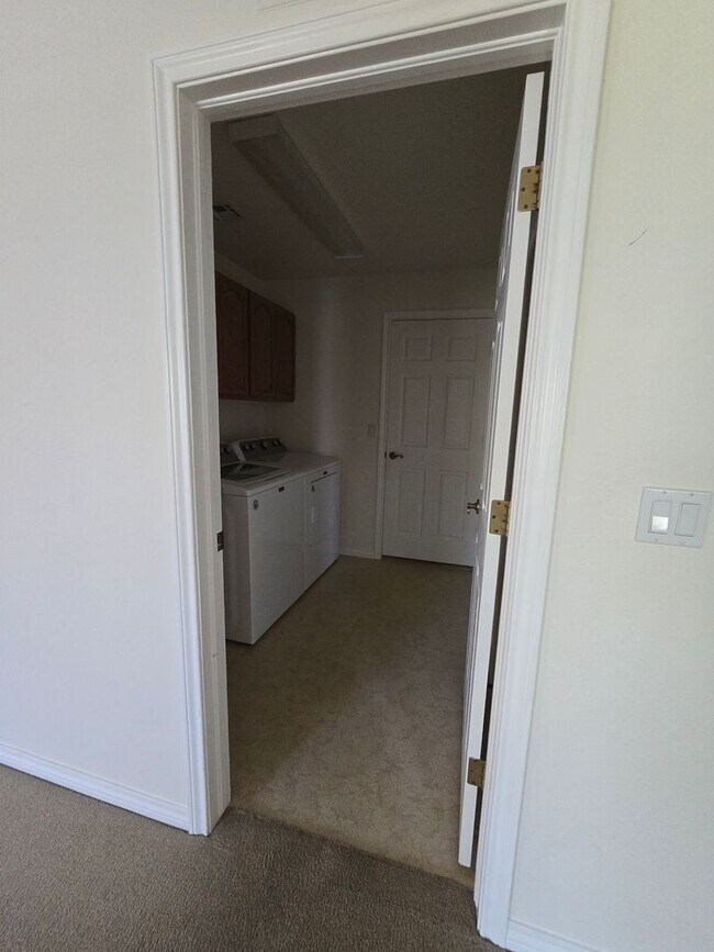 Building Photo - Beautiful single level townhouse located in quiet northwest area.