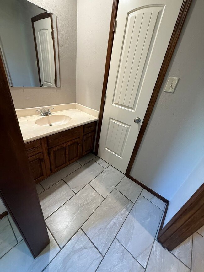 Building Photo - 3 Bed 2 Bath Duplex with 2 Car Garage.  Gas Heat & Hot Water.  Yard Care Included.