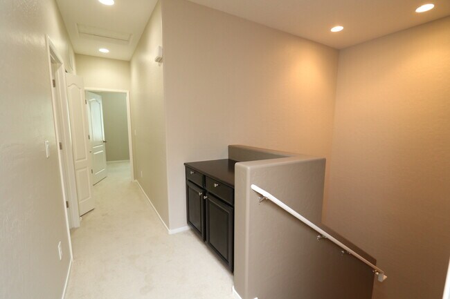 Building Photo - Lovely Home with Community Pool