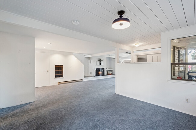 Building Photo - 6807 Aurora Ave N