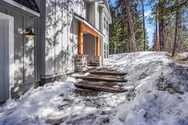 Building Photo - 1013 Yew Wood St