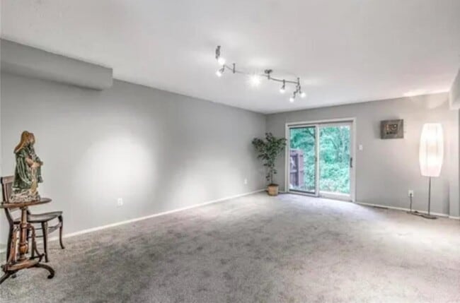 Building Photo - 252 Glandore Dr