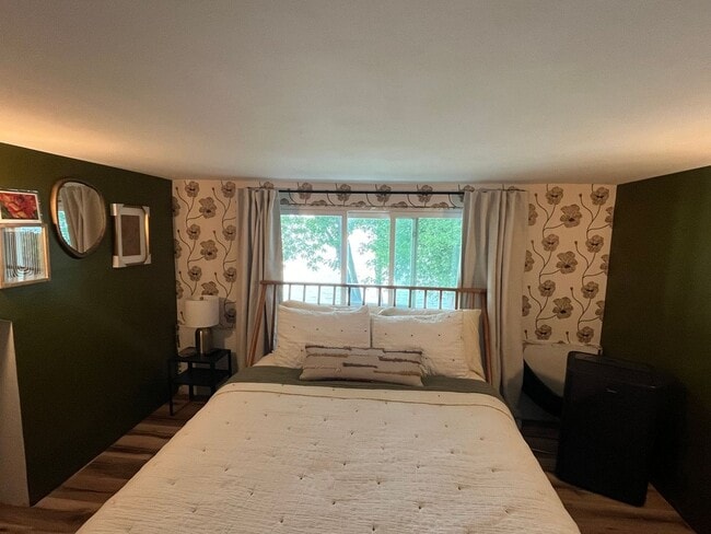 Building Photo - Charming 2BR+ Loft Lake House in Maple Lake