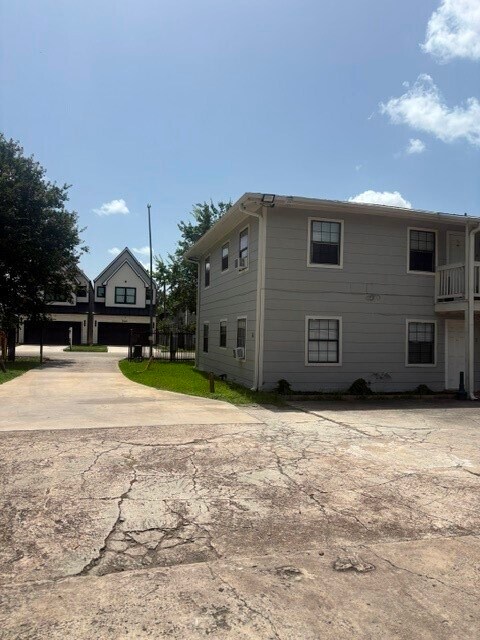 Building Photo - 6734 Burkett St.