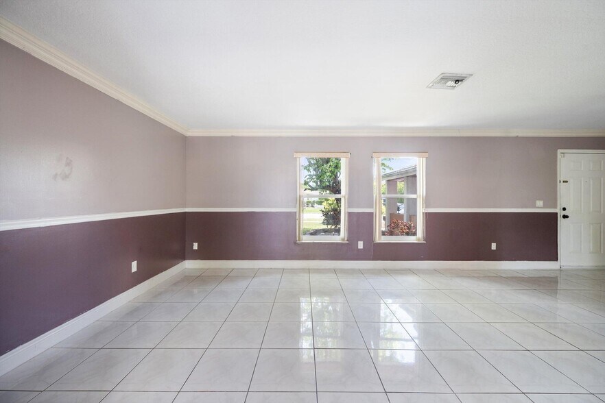 Building Photo - 4928 Marbella Rd N