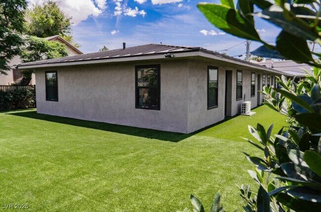 Building Photo - 715 S 3rd St