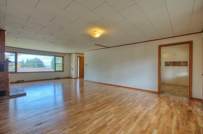 Building Photo - Convenient Location in Renton * Open House Sunday July 5th, 11:00am *