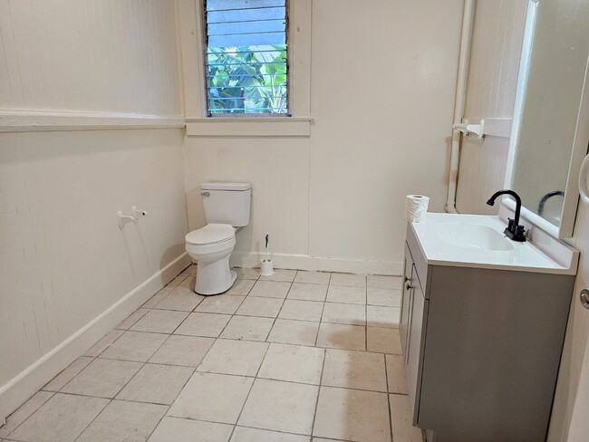 Building Photo - 2 Bed 1 Bath Apartment with one parking.  Tenant pay all utilities.