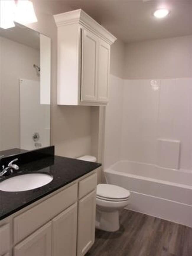 Building Photo - 3 Bed 2 Bath 2 Car Duplex in Chisholm Creek NW OKC