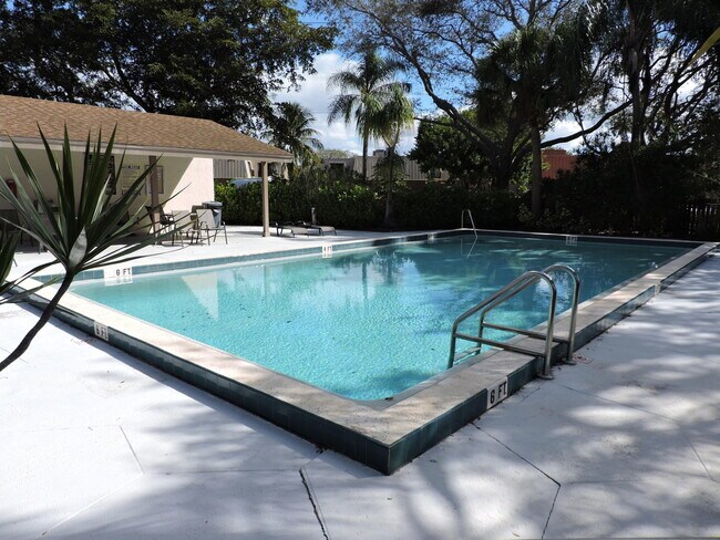 Building Photo - 3402 Gardens E Dr