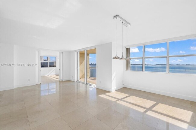 Building Photo - 1420 Brickell Bay Dr