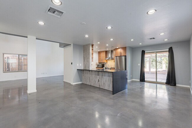 Building Photo - Pending/Rented - Modern Comfort Meets Conv...