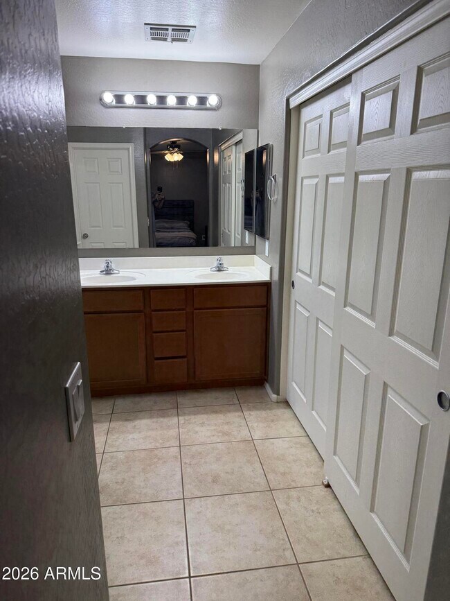 Building Photo - 5943 S 248th Dr