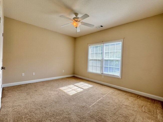 Building Photo - COMING SOON IN MID-AUGUST! [PET FRIENDLY]