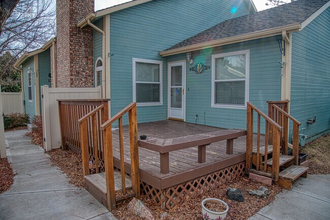 Building Photo - 3B/3B in The Shores with Finished Basement and 2 Car Garage!