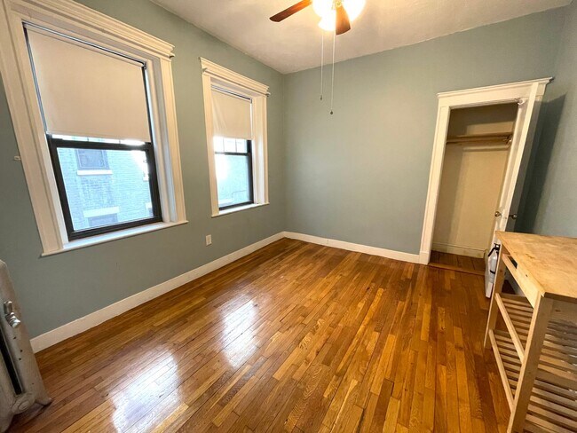 Building Photo - 2Br/1Bth Great location, Brookline line, Laundry in building! Parking available! Walk to Green Line