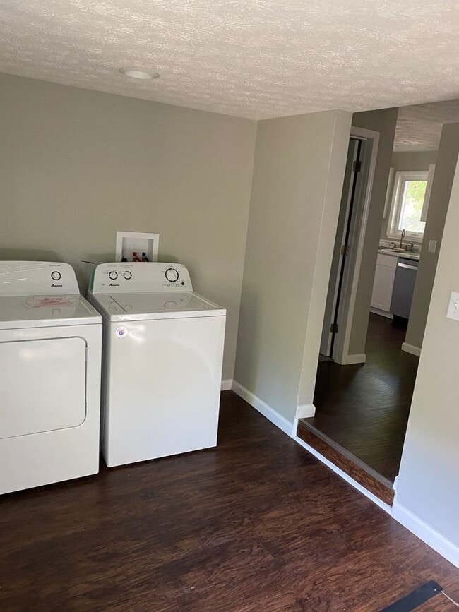 Building Photo - Newly Renovated 3 bed 2 bath House w/ deta...