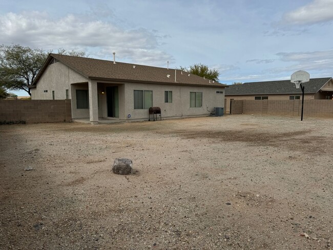 Building Photo - Nice SouthWest Tucson 3Bdm 2Ba, Close Casi...