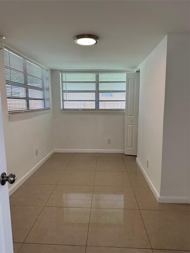 Building Photo - 2819 Plunkett St