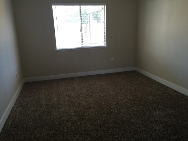 Building Photo - Riverside Home 4bd/ 2ba
