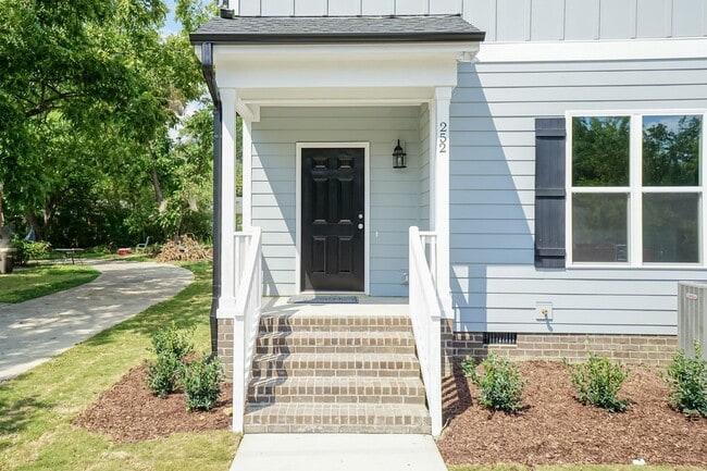 Building Photo - Four Bedroom Home