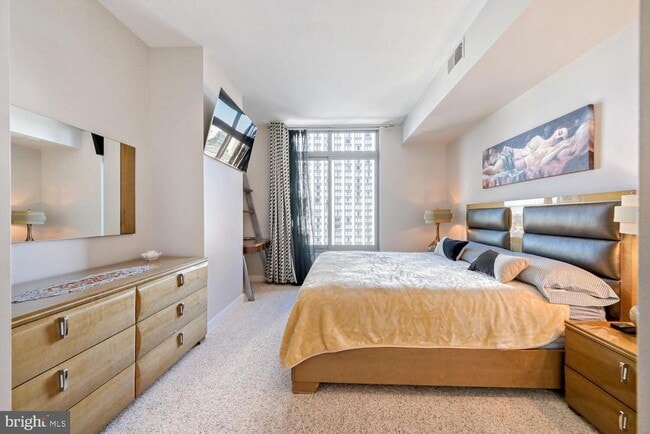 Building Photo - 675 S President St