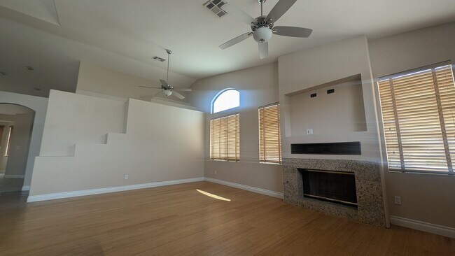 Building Photo - 3 bedroom 1 story house with large backyar...