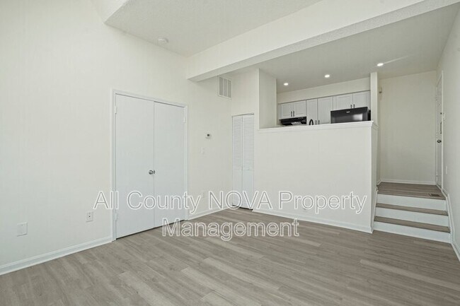 Building Photo - 1611 Carriage House Terrace