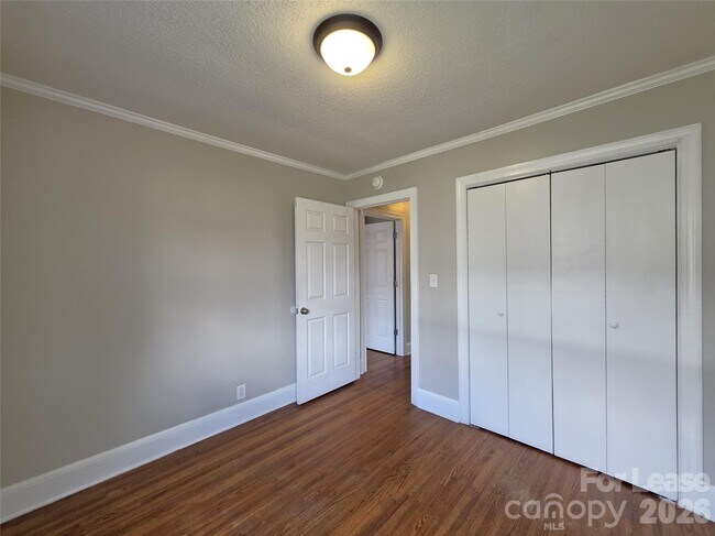 Building Photo - 1310 Oakwood Ave