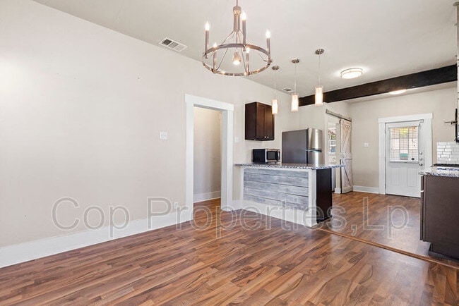 Building Photo - 916 Iowa St