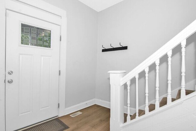 Building Photo - Classic Remodeled Townhome in Windsor Park