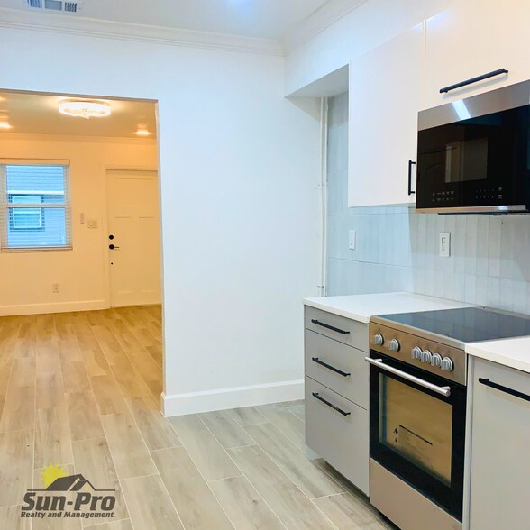 Building Photo - 748 Bethune St