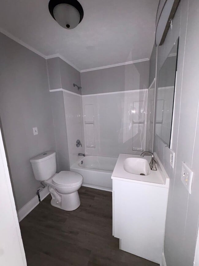 Building Photo - 611 E Main St