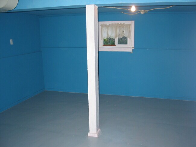 Building Photo - 528 N 76th St