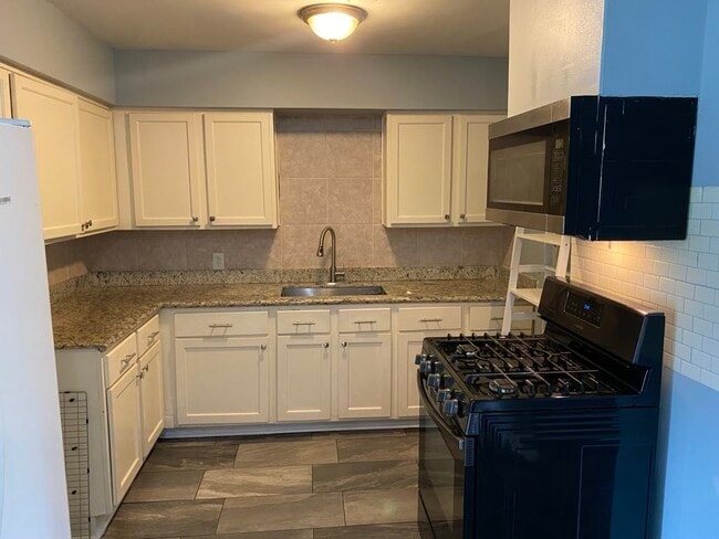 Building Photo - 8410 Sonneville Dr