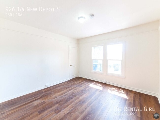 Building Photo - 926 1/4 New Depot St.-