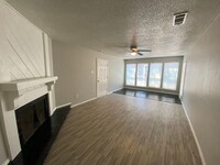 Building Photo - Charming & Spacious 1st-Floor Unit!