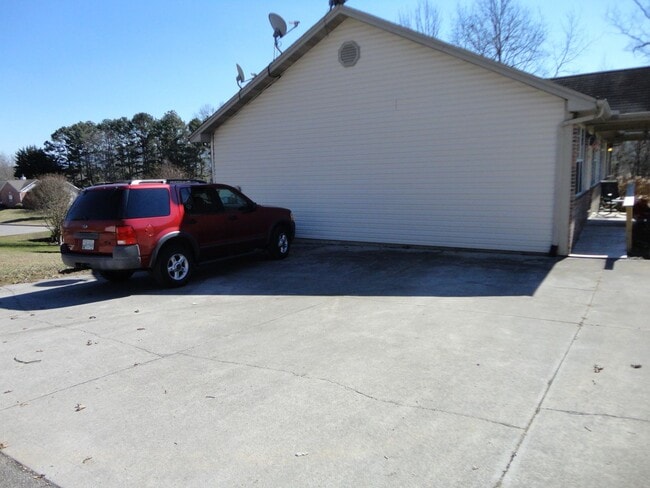 Building Photo - 2 Bedroom Duplex  in Seymour