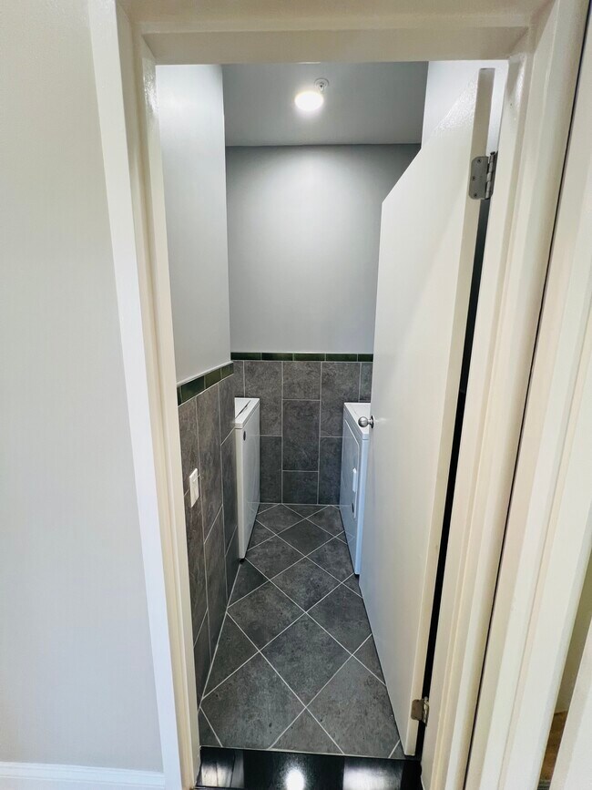 Building Photo - 182 Gay St