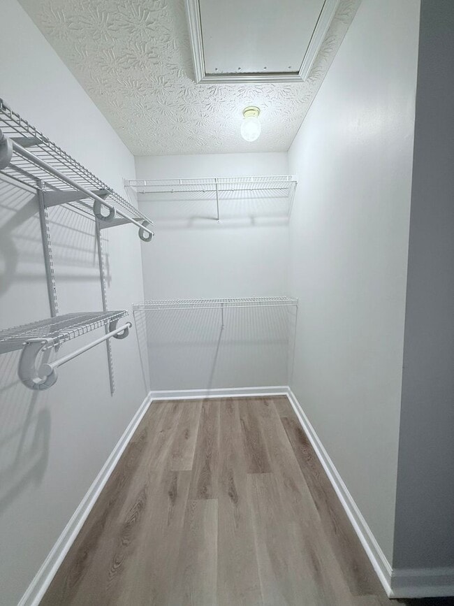 Building Photo - 2br Brick Townhome in Great Gainesville Lo...