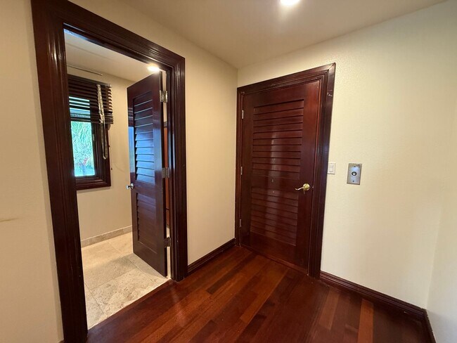 Building Photo - 466 Portlock Rd