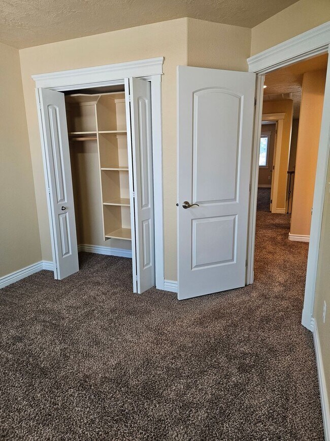 Building Photo - 3/2.5 in Boise-2 Car Garage, Fireplace, Vaulted Ceilings, Landscaping Included.