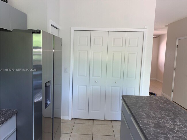 Building Photo - 3001 SE 17th Ave